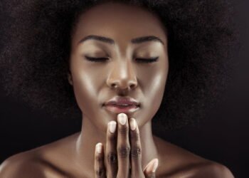 Por que a pele escura precisa de uma rotina diferente e especial para se manter saudável