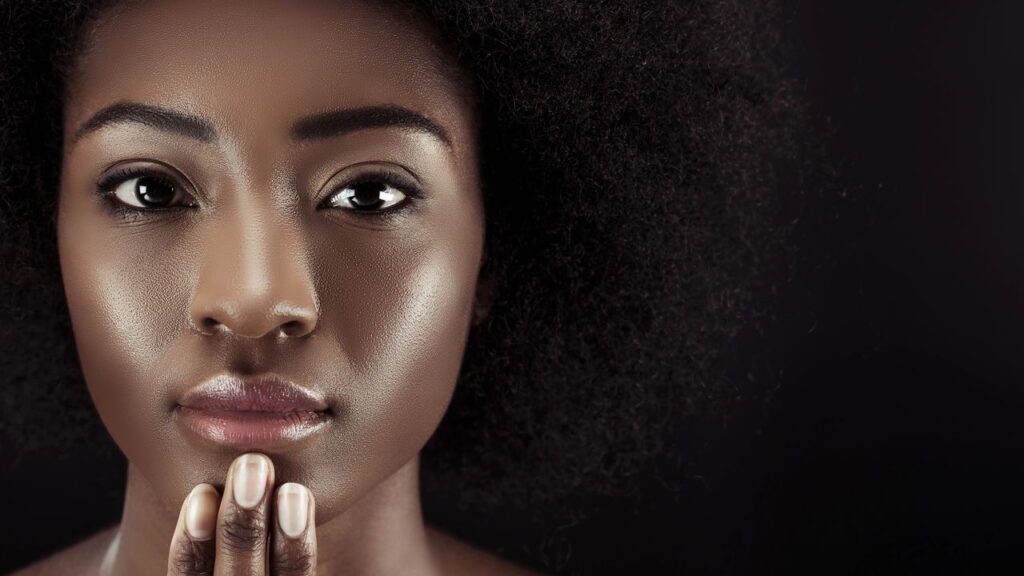 Por que a pele escura precisa de uma rotina diferente e especial para se manter saudável