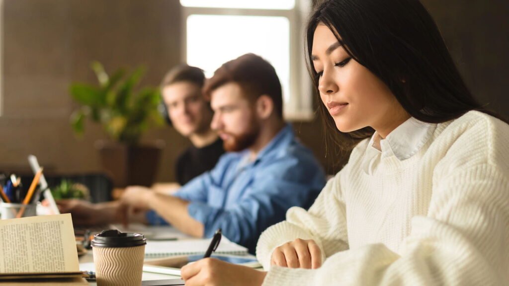 10 sinais de que você está lidando com uma pessoa muito inteligente, de acordo com a psicologia