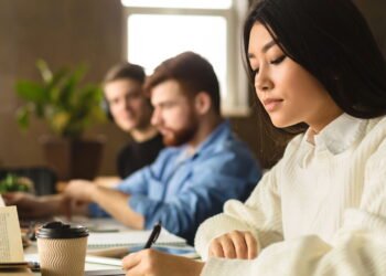 10 sinais de que você está lidando com uma pessoa muito inteligente, de acordo com a psicologia