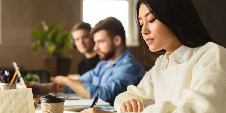 10 sinais de que você está lidando com uma pessoa muito inteligente, de acordo com a psicologia