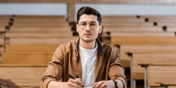 10 sinais de que você está lidando com uma pessoa muito inteligente, de acordo com a psicologia