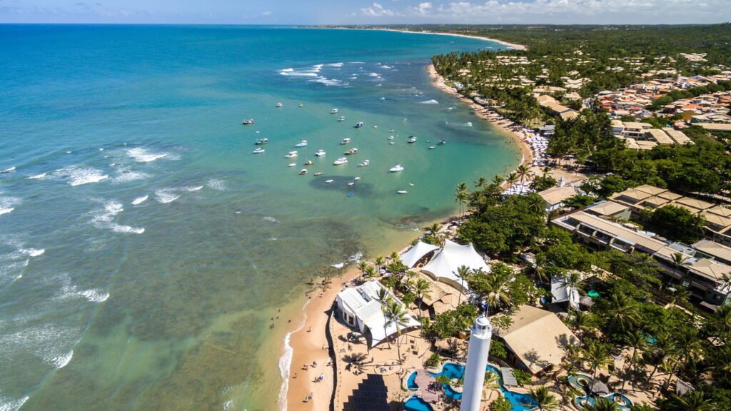 Essa praia localizada a apenas 80 km de Salvador está atraindo turistas brasileiros o ano todo