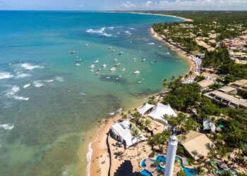 Essa praia localizada a apenas 80 km de Salvador está atraindo turistas brasileiros o ano todo