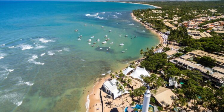Essa praia localizada a apenas 80 km de Salvador está atraindo turistas brasileiros o ano todo
