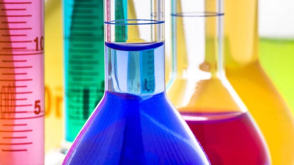 Entenda os perigos de combinar produtos de limpeza no dia a dia