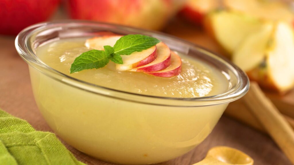 Dicas caseiras com purê de maçã para acalmar dores de barriga em bebês