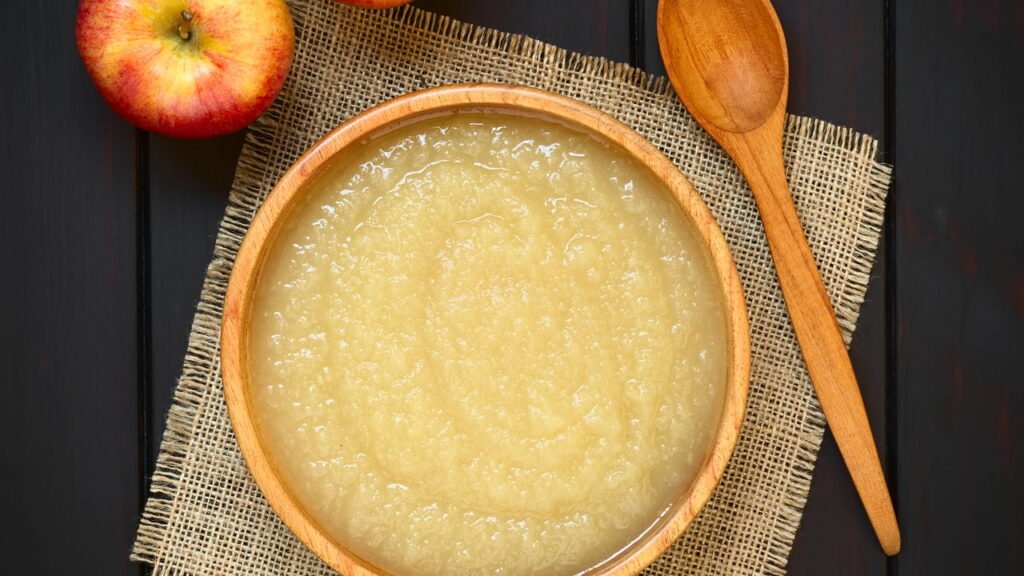 Dicas caseiras com purê de maçã para acalmar dores de barriga em bebês