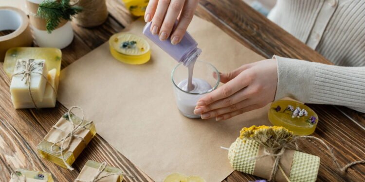 Como fazer sabonete líquido caseiro reaproveitando restos de sabonete