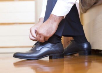 Truque caseira com amido para salvar sapatos apertados sem gastar nada