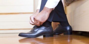 Truque caseira com amido para salvar sapatos apertados sem gastar nada