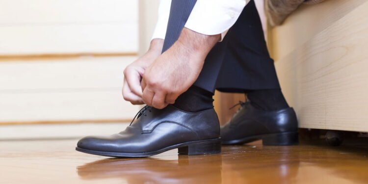 Truque caseira com amido para salvar sapatos apertados sem gastar nada