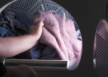 Esse truque simples com gelo vai salvar sua roupa amassada e seu tempo