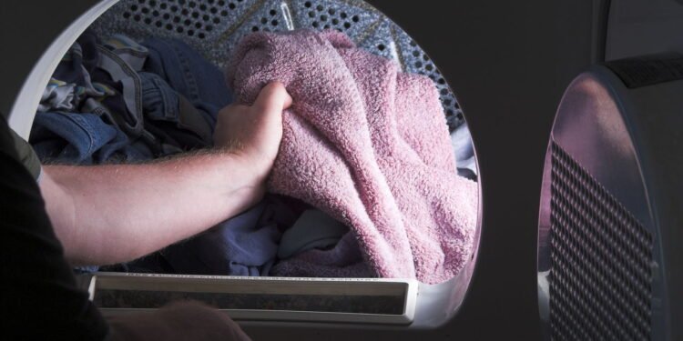 Esse truque simples com gelo vai salvar sua roupa amassada e seu tempo