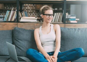 O que diz a psicologia sobre preferir ficar em casa ao sair com amigos