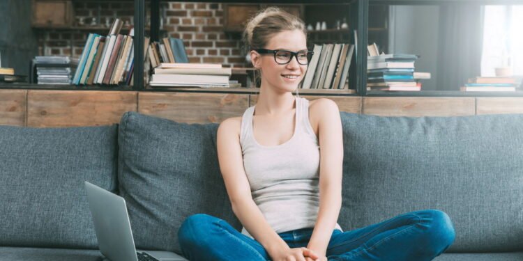 O que diz a psicologia sobre preferir ficar em casa ao sair com amigos