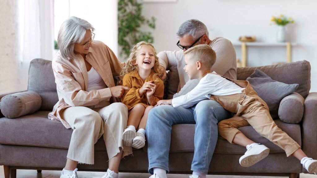 O que diz a psicologia sobre preferir ficar em casa ao sair com amigos