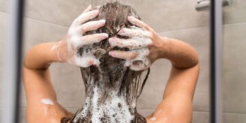 Com qual frequência preciso trocar o shampoo para manter os cabelos saudáveis