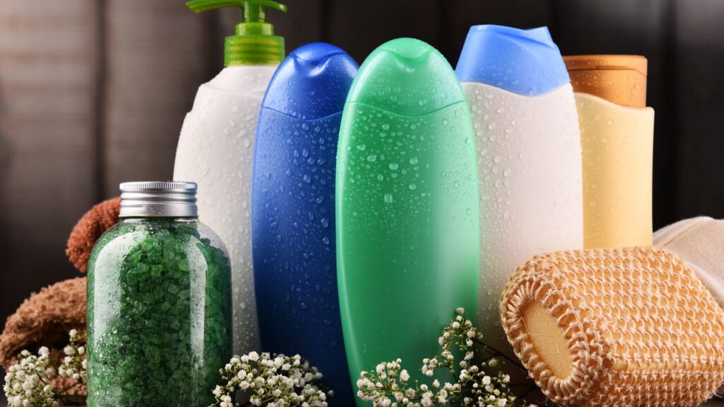 Com qual frequência preciso trocar o shampoo para manter os cabelos saudáveis