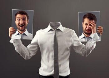 Por que sorrimos mesmo tristes? Veja a resposta da psicologia