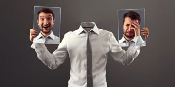 Por que sorrimos mesmo tristes? Veja a resposta da psicologia