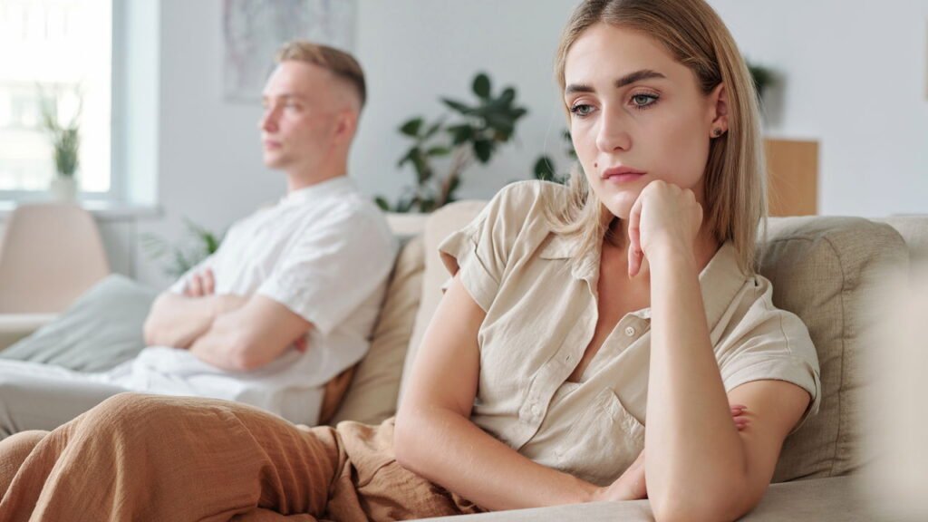 Por que sorrimos mesmo tristes? Veja a resposta da psicologia