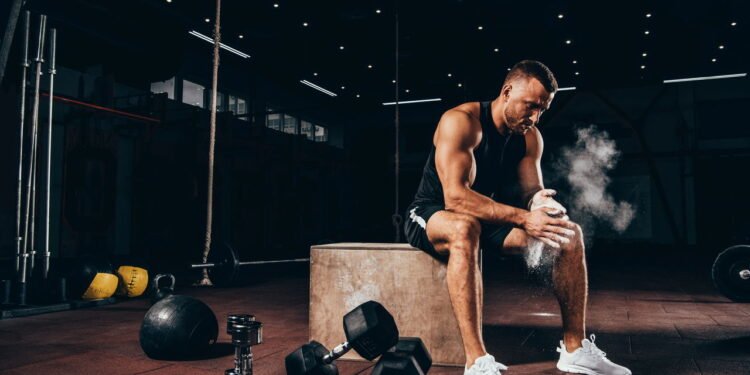 Enquanto o treino estimula o crescimento e o cardio mantém o corpo em forma - Créditos: depositphotos.com / EdZbarzhyvetsky