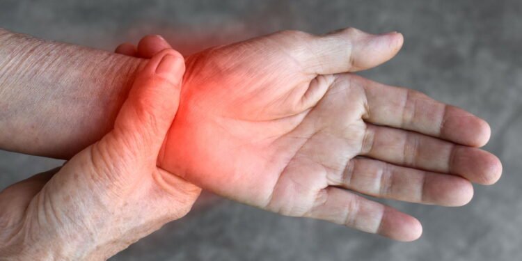 Quem sofre com dor no punho pode estar ignorando os sinais da Tendinite de Quervain