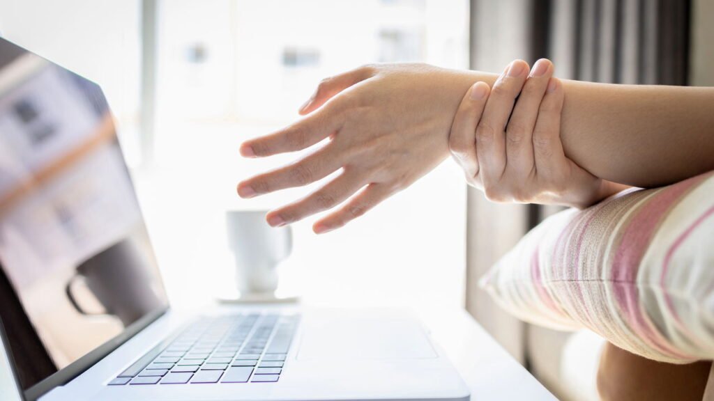 Quem sofre com dor no punho pode estar ignorando os sinais da Tendinite de Quervain