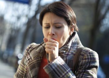 Esse remédio natural pode ser mais eficaz que xaropes contra a tosse noturna