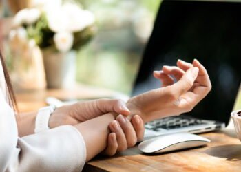 Dor no punho ao digitar pode ser síndrome que afeta mais que sua produtividade