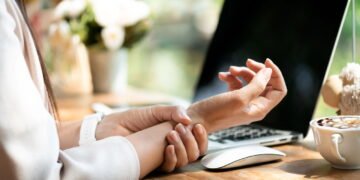 Dor no punho ao digitar pode ser síndrome que afeta mais que sua produtividade