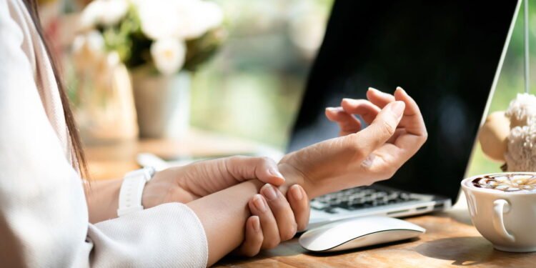 Dor no punho ao digitar pode ser síndrome que afeta mais que sua produtividade