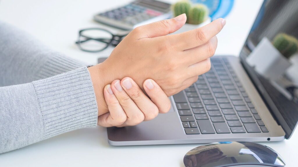Dor no punho ao digitar pode ser síndrome que afeta mais que sua produtividade