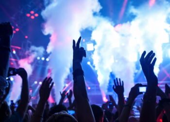 Os 8 destinos brasileiros imperdíveis para quem ama uma vida noturna agitada