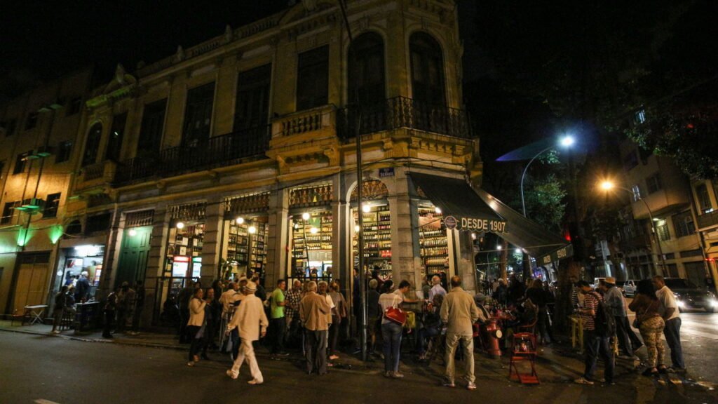 Os 8 destinos brasileiros imperdíveis para quem ama uma vida noturna agitada