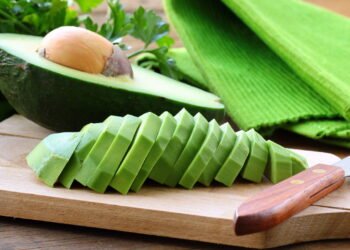 O que acontece se você comer abacate todos os dias? Veja o que a ciência diz sobre seus benefícios e riscos