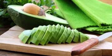 O que acontece se você comer abacate todos os dias? Veja o que a ciência diz sobre seus benefícios e riscos