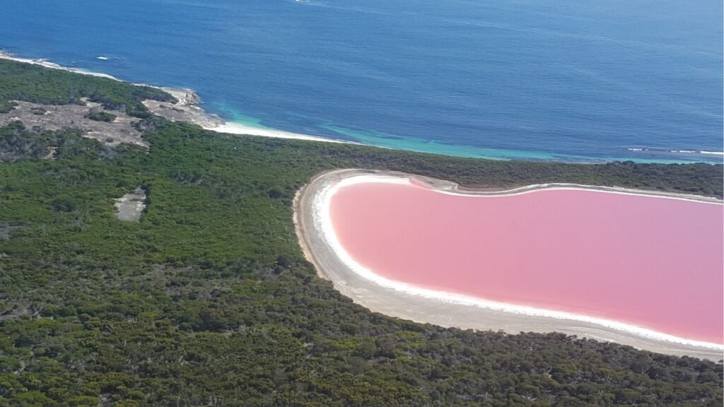 Por que o lago rosa mais bonito do mundo não recebe turistas