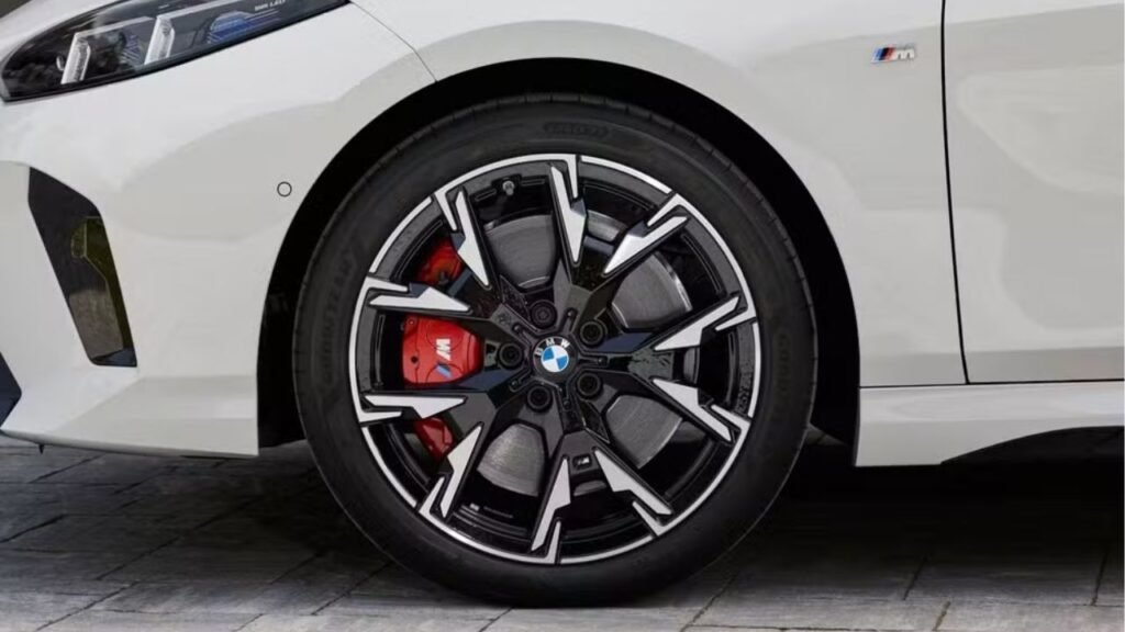 BMW traz nova M135 ao Brasil e promete desbancar a esportividade de Type R e GR Corolla