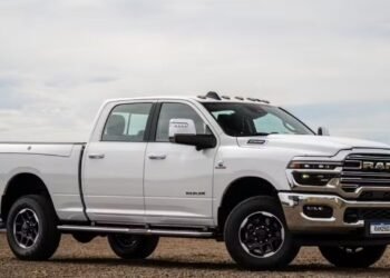 Nova Ram 2500 Laramie 2025 chega ao Brasil como a picape mais bruta do mercado