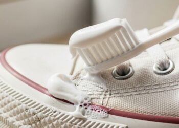 Como usar pasta de dente para limpar sapatos de forma eficaz