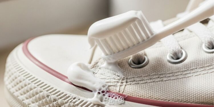 Como usar pasta de dente para limpar sapatos de forma eficaz