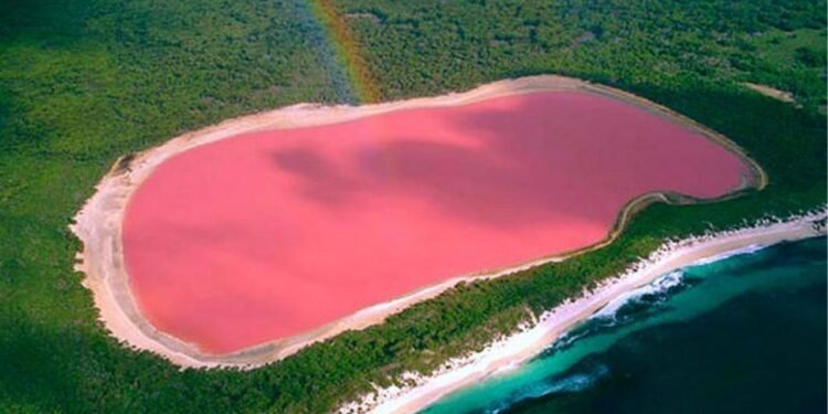 Por que o lago rosa mais bonito do mundo não recebe turistas