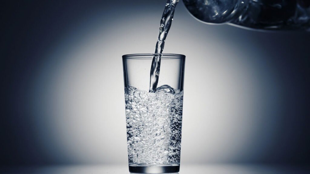 Derramou vinho? Esse truque simples pode salvar sua roupa favorita