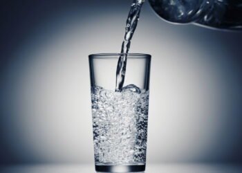 Derramou vinho? Esse truque simples pode salvar sua roupa favorita