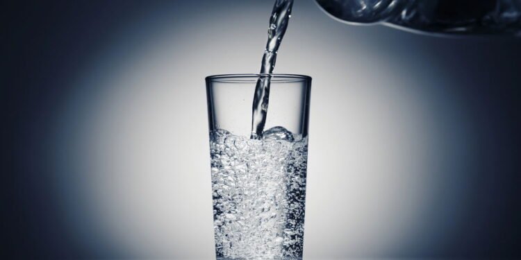 Derramou vinho? Esse truque simples pode salvar sua roupa favorita