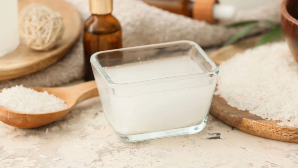 Esse truque com água de arroz vai turbinar sua horta e flores