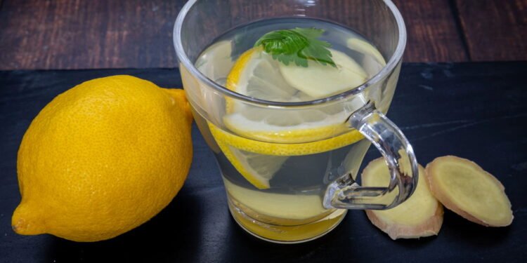 Água morna com limão pela manhã possui benefícios de verdade ou é somente um mito?