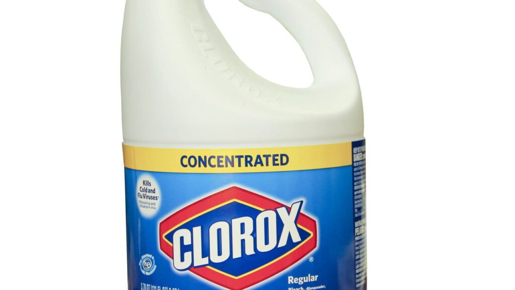 O perigo de misturar água sanitária e vinagre para limpeza doméstica